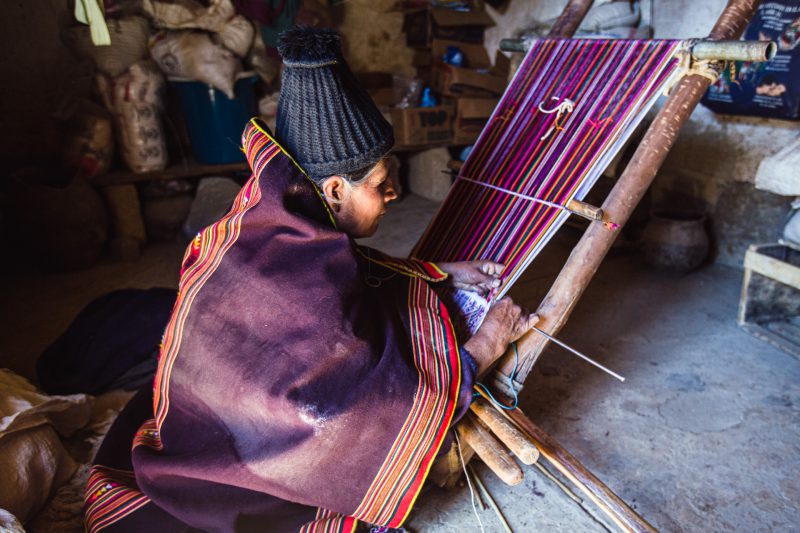 Photo d'une tisseuse de la communauté de Tarabuco en Bolivie, issue d'un reportage pour la fondation anthropologique ASUR