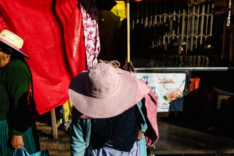 Du rouge et un chapeau